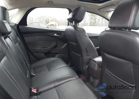 2014 Ford Focus Titanium z USA, uszkodzony, nr VIN 1FADP3J27EL227311